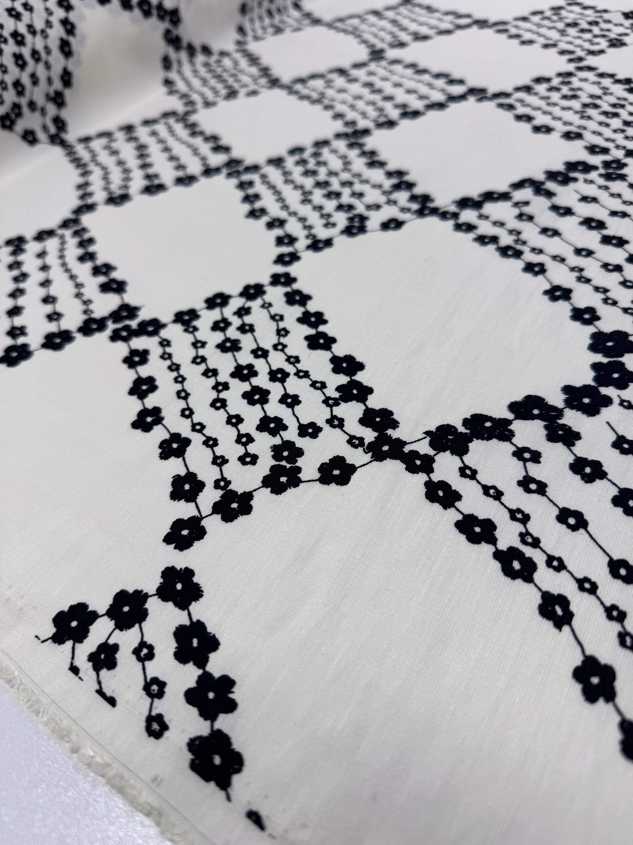 Linen Blend - Noir Blossom - 152cm