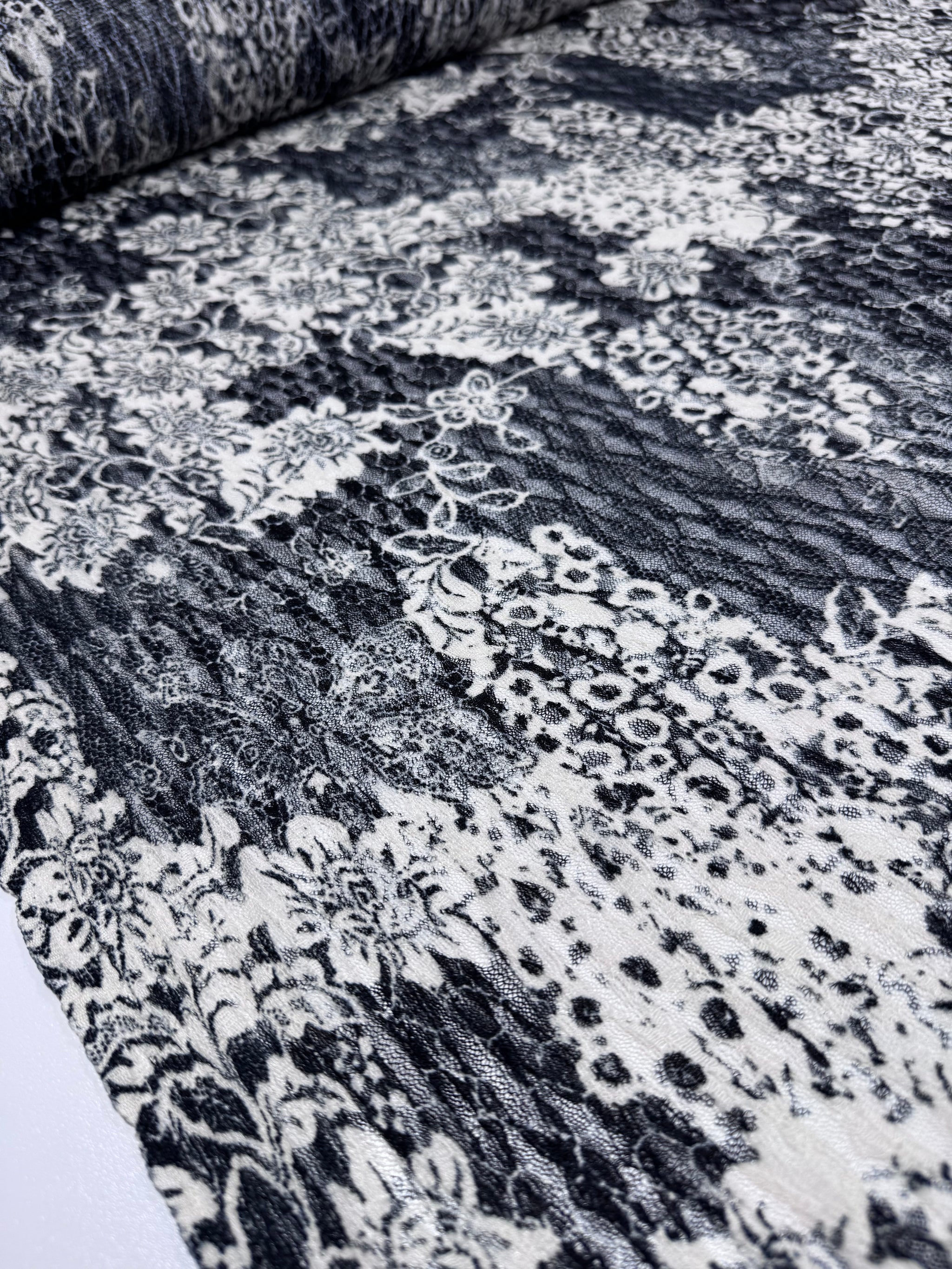 Designer Lace - Noir Garden - 135cm