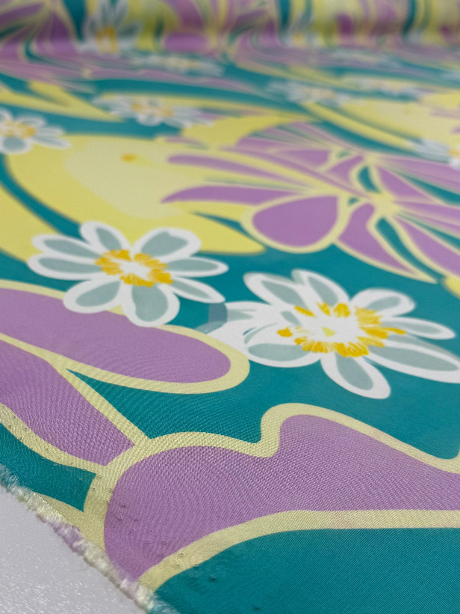 Designer Rayon - Daisy Bay - 144cm