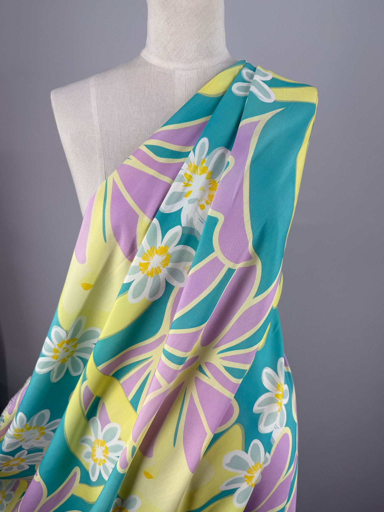 Designer Rayon - Daisy Bay - 144cm